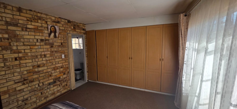 4 Bedroom Property for Sale in Kannoniers Park North West